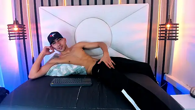 Liam crox online show from March 14, 2025, 7:34 pm