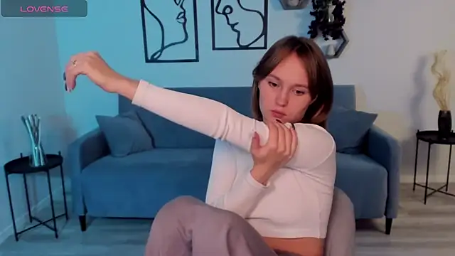 Snapshot of BritnieCute chatting on October 29, 2025, 5:20 am BritnieCute online show from October 29, 2025, 5:20 am