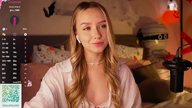 HollisBeckett online show from October 27, 2025, 3:10 am