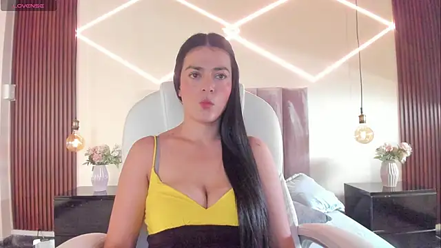 BellaClaiir online show from December 16, 2025, 2:44 pm