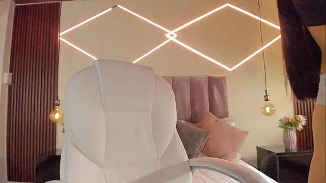 BellaClaiir online show from December 18, 2025, 2:34 pm