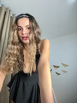 cuteluci  online show from November 12, 2025, 11:10 am