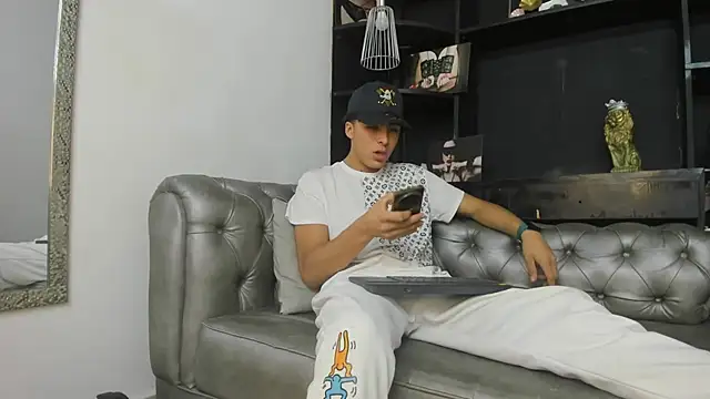 Snapshot of HeellBoy_ chatting on October 10, 2025, 7:57 pm HeellBoy online show from October 10, 2025, 7:57 pm