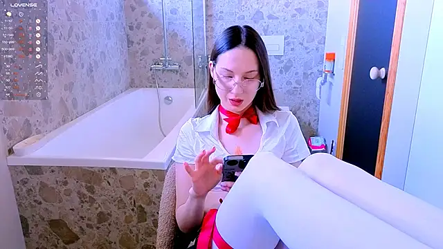 dorafisher01 online show from October 19, 2025, 9:32 am