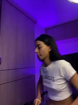 maddy bronw  online show from December 21, 2024, 2:30 am