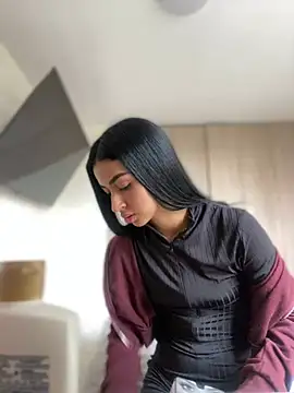 maddy bronw  online show from December 28, 2024, 8:25 pm