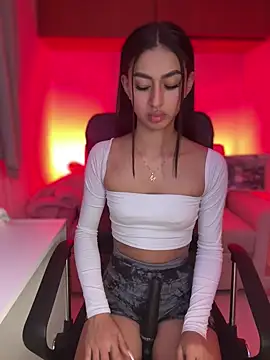 maddy bronw  online show from February 2, 2025, 11:42 pm