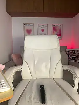 maddy bronw  online show from March 18, 2026, 10:02 pm