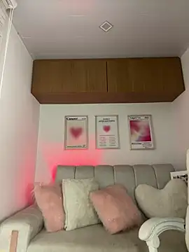 maddy bronw  online show from April 21, 2026, 2:51 am