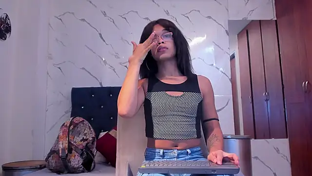 evelyn wine online show from September 27, 2025, 3:06 pm