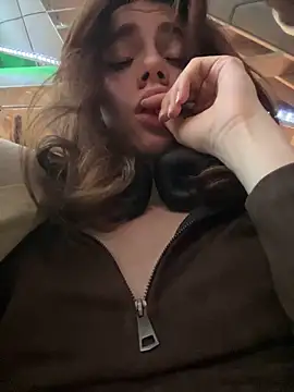Lily  Belle online show from December 20, 2024, 4:25 pm