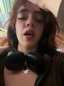 Lily  Belle online show from December 25, 2024, 4:11 pm