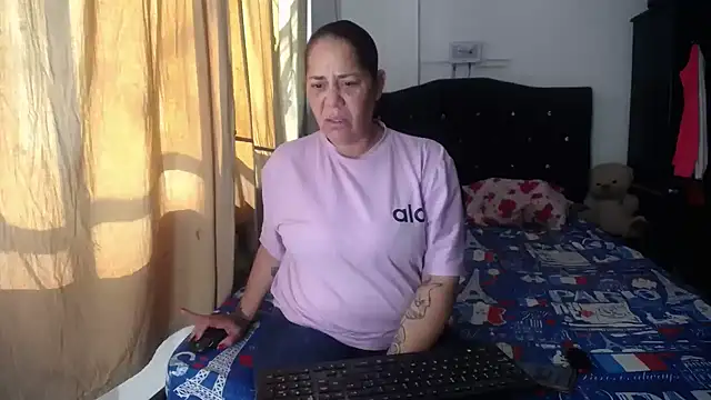 Snapshot of merryymaturee_ chatting on October 15, 2025, 1:22 pm merryymaturee online show from October 15, 2025, 1:22 pm