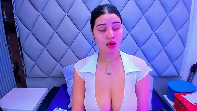 venusowen  online show from November 8, 2025, 1:44 pm