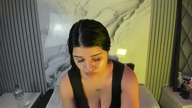 Snapshot of venusowen_ chatting on February 15, 2026, 12:14 pm venusowen online show from February 15, 2026, 12:14 pm