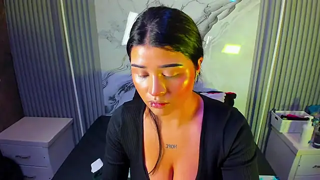 Snapshot of venusowen_ chatting on March 24, 2026, 12:43 pm venusowen online show from March 24, 2026, 12:43 pm