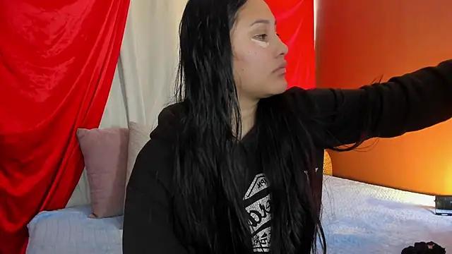 Snapshot of Little_Ivy chatting on November 6, 2025, 7:04 pm Little Ivy online show from November 6, 2025, 7:04 pm