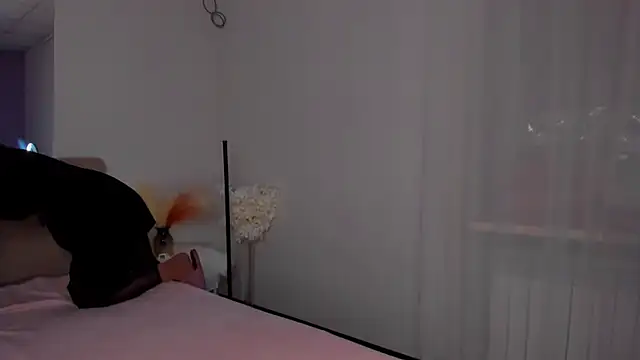 Laura Leee online show from March 1, 2025, 6:35 am