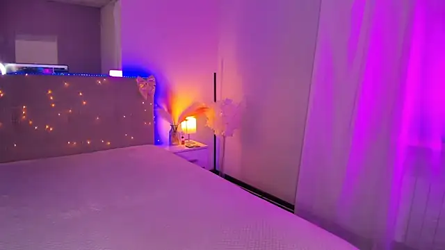 Laura Leee online show from April 7, 2026, 4:57 am