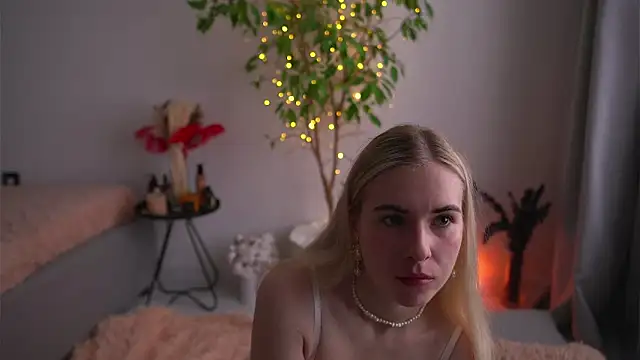 Snapshot of lorrie_love_story chatting on September 14, 2025, 9:19 am lorrie love story online show from September 14, 2025, 9:19 am