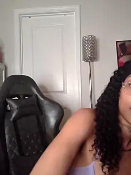 Snapshot of butterflybootyy chatting on May 19, 2026, 1:56 am butterflybootyy online show from May 19, 2026, 1:56 am