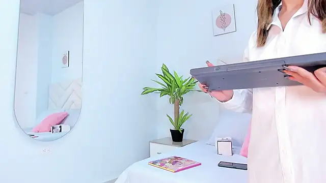 Snapshot of Bella_reaset18 chatting on December 7, 2024, 7:32 pm Bella reaset18 online show from December 7, 2024, 7:32 pm