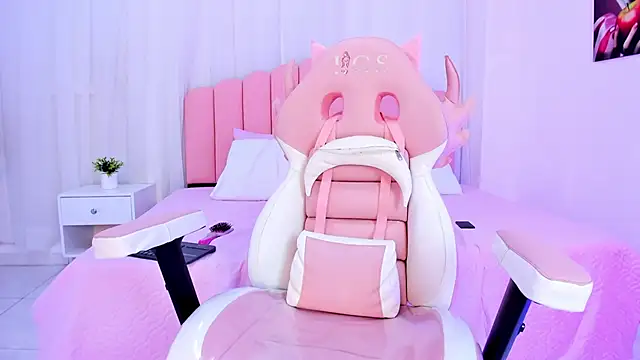 Snapshot of Bella_reaset18 chatting on December 11, 2024, 1:37 am Bella reaset18 online show from December 11, 2024, 1:37 am