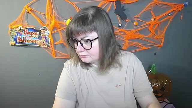 ZannaDreil online show from October 13, 2025, 5:57 pm