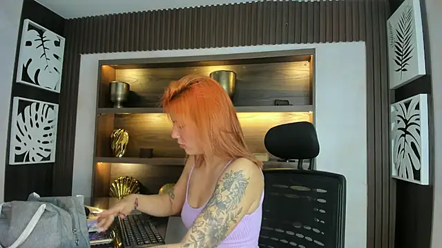 Snapshot of MelaniieRoux chatting on April 24, 2026, 7:49 pm MelaniieRoux online show from April 24, 2026, 7:49 pm