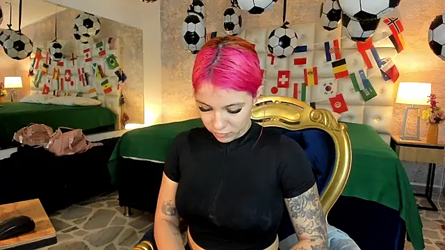Snapshot of MelaniieRoux chatting on June 14, 2026, 7:38 pm MelaniieRoux online show from June 14, 2026, 7:38 pm
