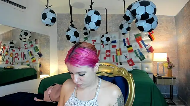 Snapshot of MelaniieRoux chatting on June 15, 2026, 7:38 pm MelaniieRoux online show from June 15, 2026, 7:38 pm