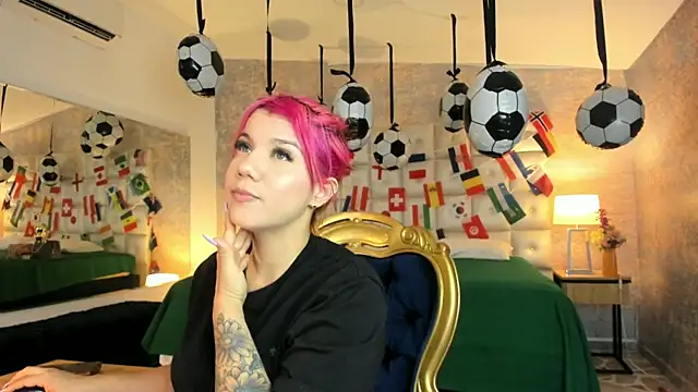 Snapshot of MelaniieRoux chatting on June 16, 2026, 7:38 pm MelaniieRoux online show from June 16, 2026, 7:38 pm