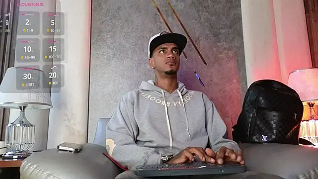 AaronCruz  online show from November 7, 2025, 4:18 pm