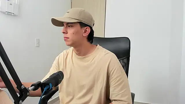 Snapshot of Tony_Hoffa chatting on March 7, 2025, 5:28 pm Tony Hoffa online show from March 7, 2025, 5:28 pm