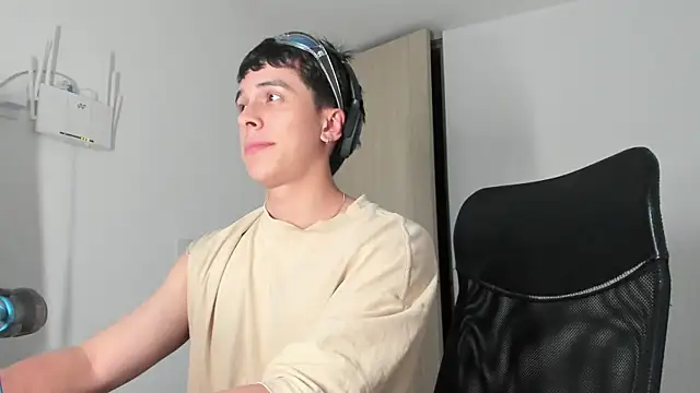 Snapshot of Tony_Hoffa chatting on March 10, 2025, 1:23 am Tony Hoffa online show from March 10, 2025, 1:23 am