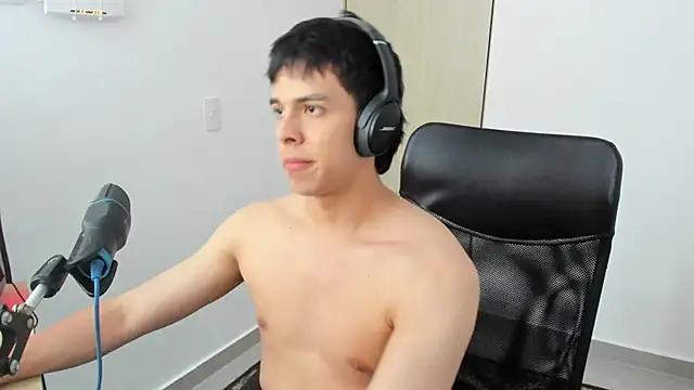 Snapshot of Tony_Hoffa chatting on March 10, 2025, 11:06 pm Tony Hoffa online show from March 10, 2025, 11:06 pm