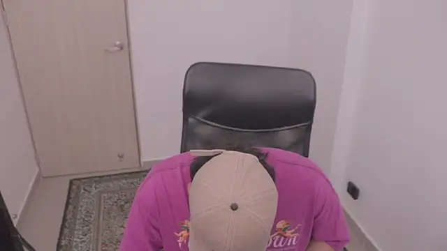 Snapshot of Tony_Hoffa chatting on October 2, 2025, 4:58 pm Tony Hoffa online show from October 2, 2025, 4:58 pm