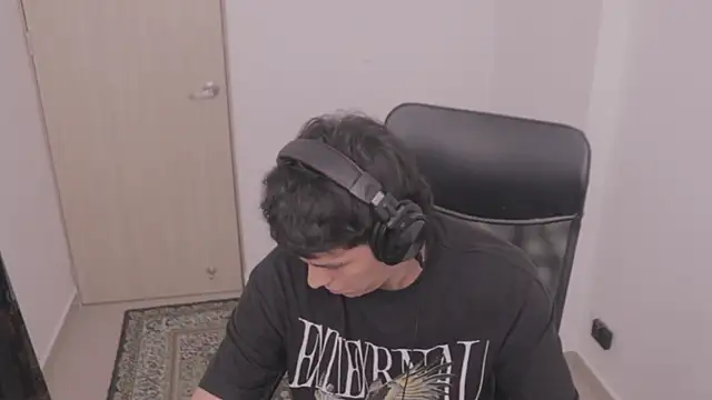 Snapshot of Tony_Hoffa chatting on October 3, 2025, 5:10 pm Tony Hoffa online show from October 3, 2025, 5:10 pm