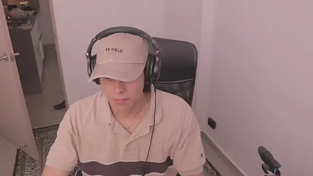 Snapshot of Tony_Hoffa chatting on October 31, 2025, 8:43 pm Tony Hoffa online show from October 31, 2025, 8:43 pm