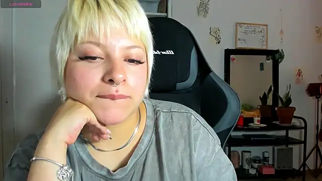 Snapshot of sammymoon chatting on July 7, 2026, 8:18 am sammymoon online show from July 7, 2026, 8:18 am