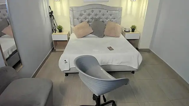 escarleth   online show from October 17, 2025, 1:46 pm