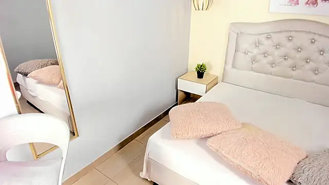 escarleth   online show from March 6, 2026, 12:23 pm