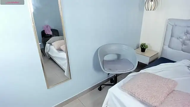 escarleth   online show from April 15, 2026, 2:57 pm