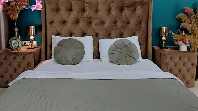 CalyMoon online show from April 1, 2026, 12:17 pm