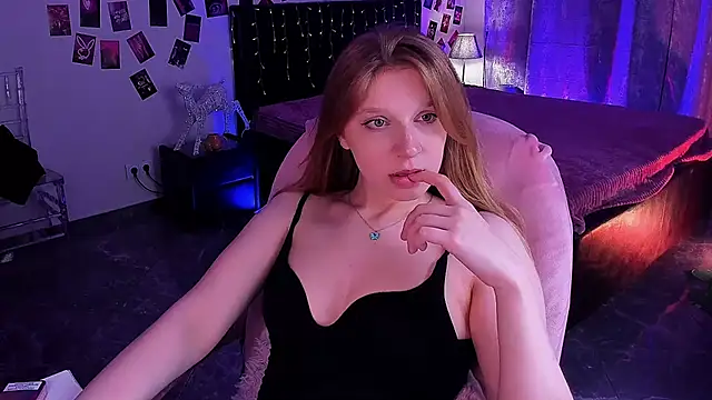Snapshot of KarambaMoon chatting on June 14, 2026, 2:24 am KarambaMoon online show from June 14, 2026, 2:24 am