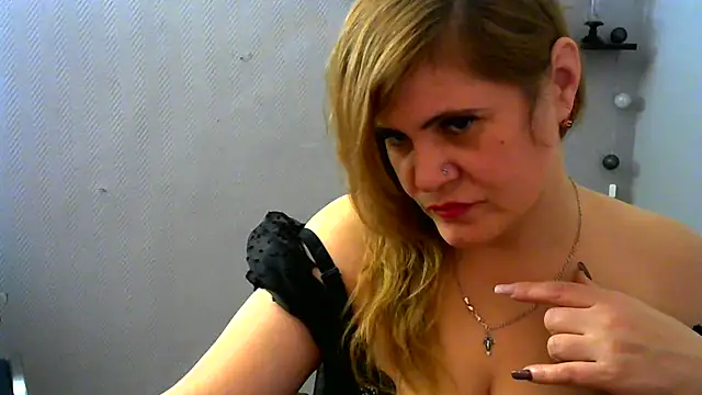 Snapshot of DaniellaKiss chatting on January 7, 2025, 5:12 am DaniellaKiss online show from January 7, 2025, 5:12 am
