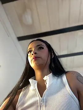 Laura fernandezII online show from February 4, 2025, 2:43 pm