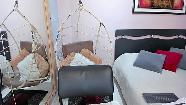 LenaRuiz  online show from February 18, 2026, 12:01 pm