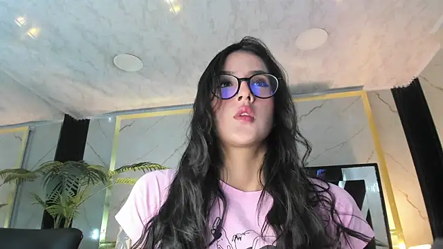 Snapshot of Princess_Violett chatting on April 6, 2026, 2:29 pm Princess Violett online show from April 6, 2026, 2:29 pm