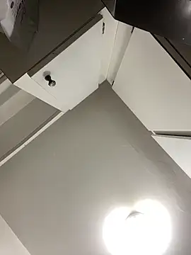 islandvybee55 online show from April 12, 2026, 7:13 am